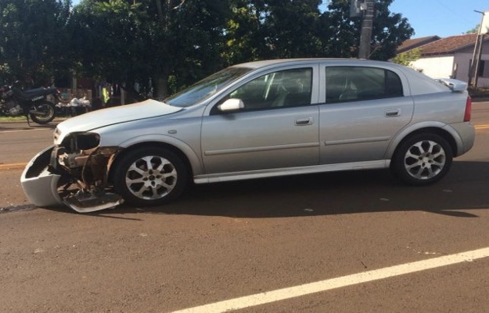 Ir para  <p>Um acidente de tr&acirc;nsito na rua Sidney Guerra, Bairro Linho em Erechim envolveu uma caminhonete&nbsp;Ranger com placas de Erechim e um ve&iacute;culo Astra com placas de Dourados MS e deixou um homem...